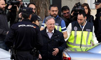 El presidente de Manos Limpias, Miguel Bernard, al ser detenido por la polic&iacute;a.