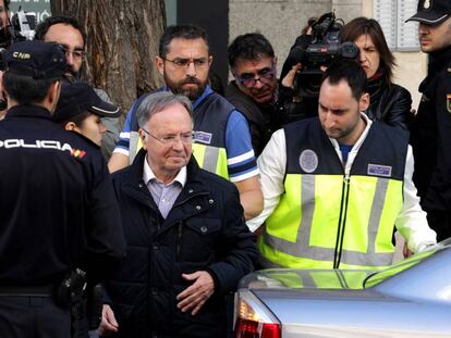 El presidente de Manos Limpias, Miguel Bernard, al ser detenido por la polic&iacute;a.