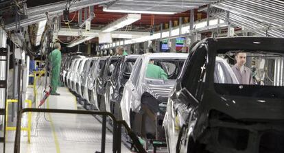 Cadena de montaje de una planta de General Motors. EFE