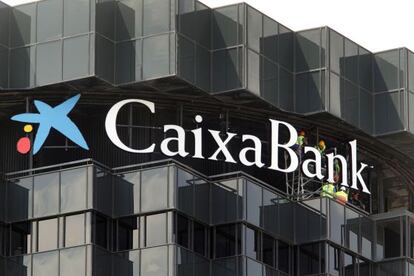 La nueva imagen corporativa de CaixaBank en la sede central del grupo La Caixa en Barcelona.
