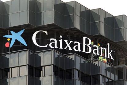 La nueva imagen corporativa de CaixaBank en la sede central del grupo La Caixa en Barcelona. 