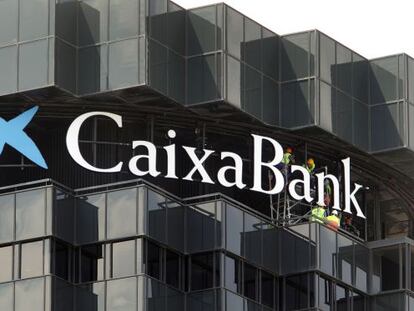 La nueva imagen corporativa de CaixaBank en la sede central del grupo La Caixa en Barcelona. 