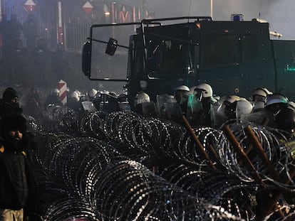 Campamento de refugiados en el paso fronterizo de Bruzgi-Kuznica Bialostocka, frente al que los militares polacos hacen guardia detrás de una valla de la frontera con Bielorrusia, el 15 de noviembre de 2021.