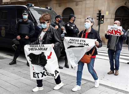 Manifestantes en el centro de Pamplona para reclamar el acercamiento de los presos de ETA a sus lugares de origen.