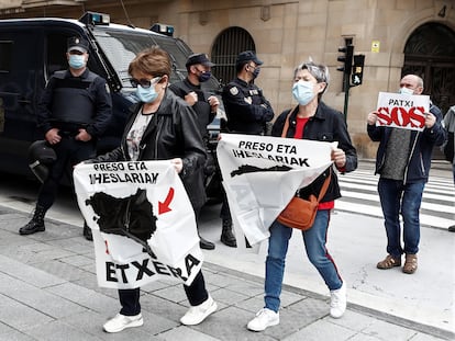 Manifestantes en el centro de Pamplona para reclamar el acercamiento de los presos de ETA a sus lugares de origen.