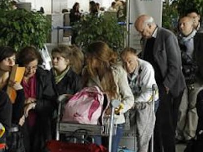 Las aerolíneas cancelan 17.000 vuelos por el volcán y sufren un revés en Bolsa