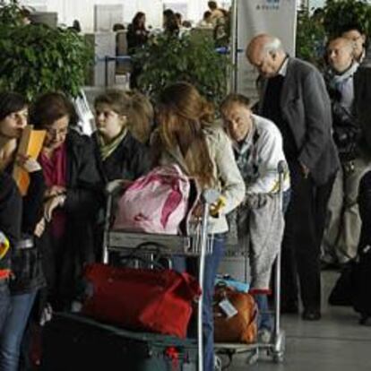 Las aerolíneas cancelan 17.000 vuelos por el volcán y sufren un revés en Bolsa