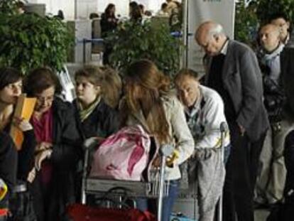 Las aerolíneas cancelan 17.000 vuelos por el volcán y sufren un revés en Bolsa