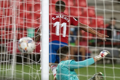 Machís celebra su gol a Pacheco.