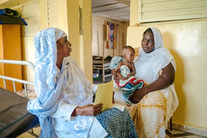 Hawa, una de las madres que está con su bebé en el hospital de Selibaby, habla con Sophie, la jefa de las enfermeras de la unidad de desnutrición.  