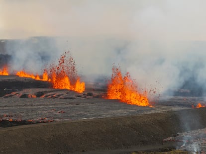 Vista aérea de la erupción volcánica cerca de la ciudad de Grindavik, en la península de Reykjanes (Islandia), el martes.