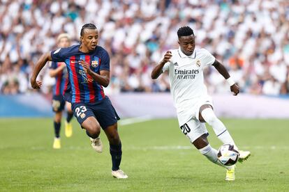 Vinicius Junior, en una acción contra Koundé en el clásico en el Bernabéu este domingo.