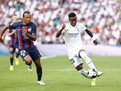 Vinicius Junior, en una acción contra Koundé en el clásico en el Bernabéu este domingo.