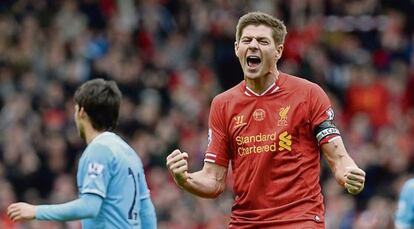 Gerrard, del Liverpool, celebra un gol durante la pasada campaña.