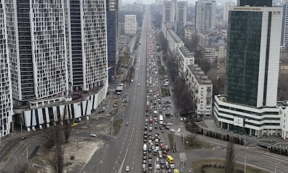 Centenares de vehículos atascados intentaban salir de la ciudad de Kiev, capital de Ucrania, el 24 de febrero de 2022.