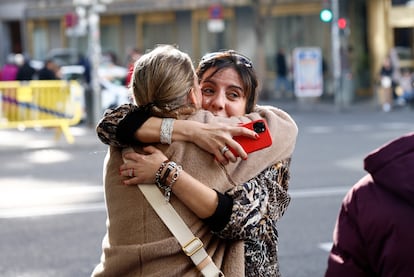 Victoria, la lotera de un quiosco de la calle Gran Va de Madrid, celebra este domingo tras vender el nmero 45225, un quinto premio.