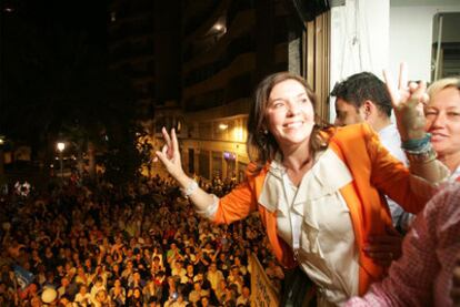 Mercedes Alonso, candidata del PP a la alcaldía de Elche, celebra el domingo por la noche su victoria tras conocer los resultados.