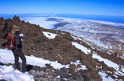 <b>El turista critica</b>. “La visita només val la pena per poder dir que has estat allà a dalt i has fet la foto (i gairebé sempre agafaràs núvols, pel qual no val ni per a la foto). Es passa un fred que mai haureu passat en la vostra vida i, si no has demanat almenys dos mesos abans el permís, no podràs ni pujar al cim, i per això veuràs el mateix que en la base: pedres”.<br> <b>L’experta respon</b>. “És evident que la meteorologia influeix en el fet de visitar un espai natural; no és el mateix que recórrer la sala climatitzada d’un museu. El Teide és un paisatge excepcional en la geografia espanyola i val la pena arriscar-se que les condicions no siguin les més adequades”. Mariona Tió de Gispert, coordinadora d’exposicions del Museu Picasso de Barcelona.