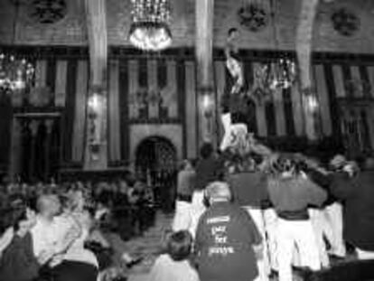 B 33175 - (7/3/00) - COLOR - Castellers en el Saló de Cent del Ajuntament de Bcn. en el acto de entrega de las Medallas de Honor de la Ciutat de Bcn. 1999 -  FOTO : Silvia T. Colmenero -