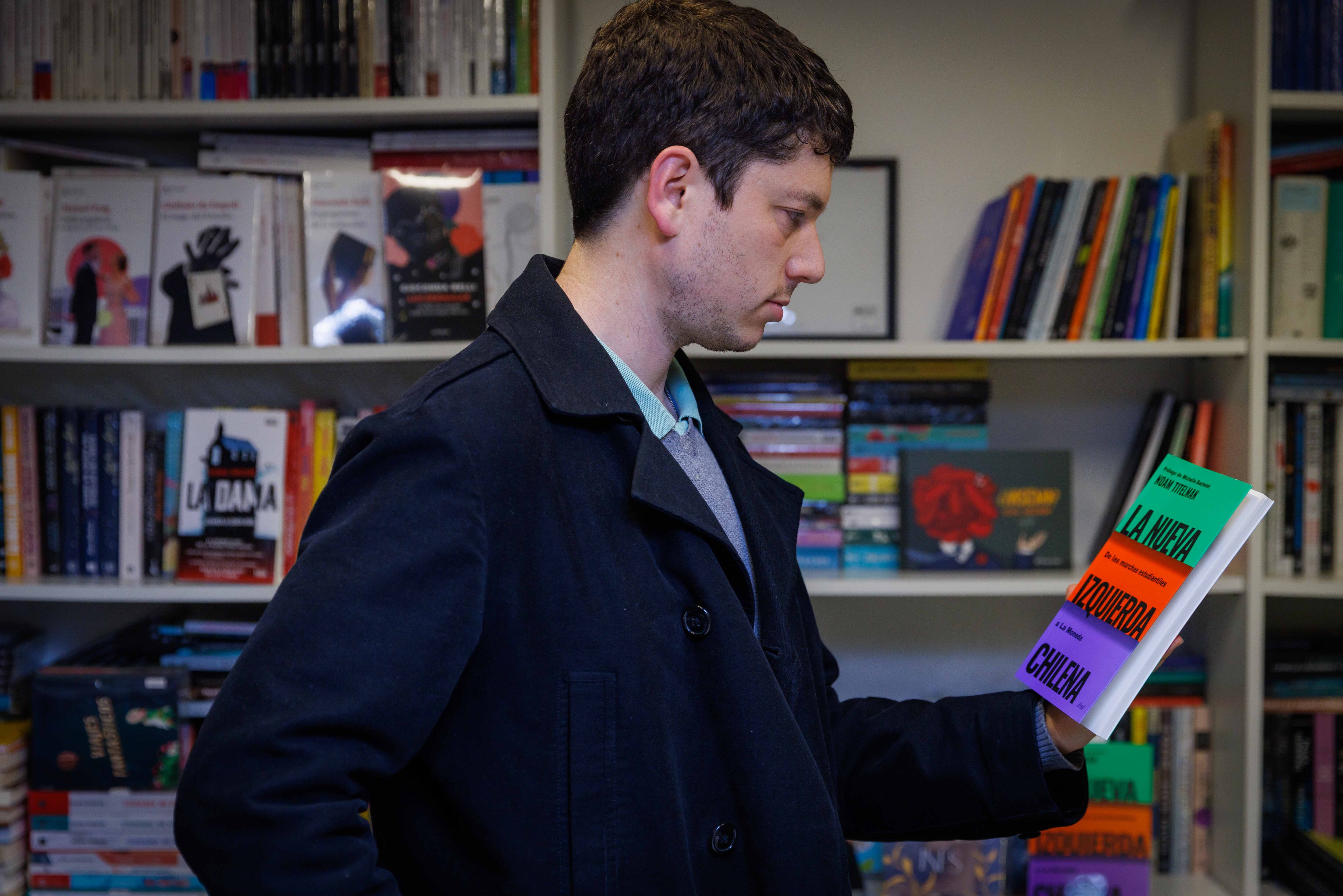 Noam Titelman junto a su libro