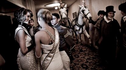 Mis Universo y Mis USA conversan mientras los caballos blancos se preparan para otro de los grandes momentos del Baile de la Ópera de Viena de Nueva York en 2010.