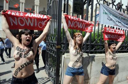 Las tres activistas de Femen durante su protesta.