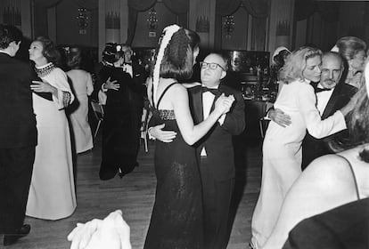 Truman Capote baila con una invitada en El baile en blanco y negro que celebrró en el Hotel Plaza de Nueva York el 28 de noviembre de 1966. A la izquierda, la editora del 'Washington Post' Katherine Graham, invitada de honor en la fiesta. A la derecha, la actriz estadounidense Lauren Bacall baila con el coreógrafo y bailarín Jerome Robbins. |