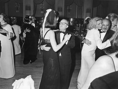 Truman Capote baila con una invitada en El baile en blanco y negro que celebrró en el Hotel Plaza de Nueva York el 28 de noviembre de 1966. A la izquierda, la editora del 'Washington Post' Katherine Graham, invitada de honor en la fiesta. A la derecha, la actriz estadounidense Lauren Bacall baila con el coreógrafo y bailarín Jerome Robbins. |