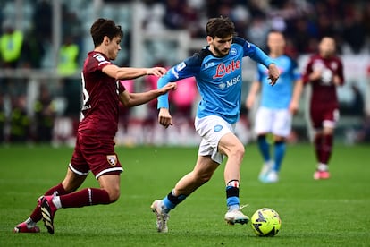 Khvicha Kvaratskhelia con el balón durante un partido de la Serie A entre el Napoles y el Torino, el 19 de marzo.