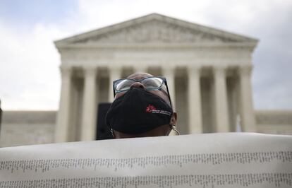 Una manifestante contraria al aborto frente a la Corte Suprema de EE UU, en Washington.