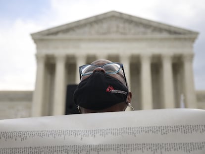 Una manifestante contraria al aborto frente a la Corte Suprema de EE UU, en Washington.