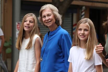 Doña Sofía, con la infanta y la princesa.