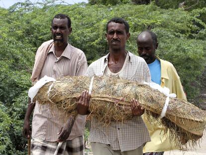 Un hombre lleva el cadáver de un niño en Somalia