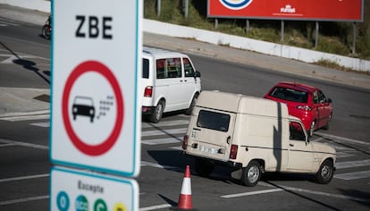 Un cotxe contaminant passa per davant d'un indicador de la ZBE a l'Hospitalet de Llobregat, la setmana passada.