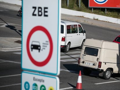 Un cotxe contaminant passa per davant d'un indicador de la ZBE a l'Hospitalet de Llobregat, la setmana passada.