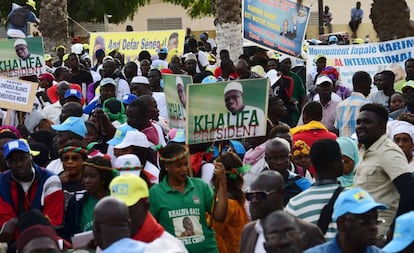 Partidarios de los principales candidatos de la oposición se manifiestan contra el presidente Sall, el pasado día 11 en Dakar. 