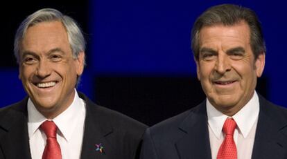 Sebastián Piñera (izquierda) y Eduardo Frei conversan antes del debate.