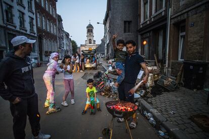 Cinco días después de la crecida del agua, en Verviers, municipio situado en el este del país, cerca de Alemania, la vida en los barrios afectados por la crecida del río Vesdre se hace en la calle.