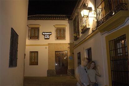 La hospedería El Churrasco está situada en la judería de Córdoba, muy cerca de la mezquita.