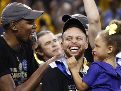 Kevin Durant, junto a Curry y su hija.