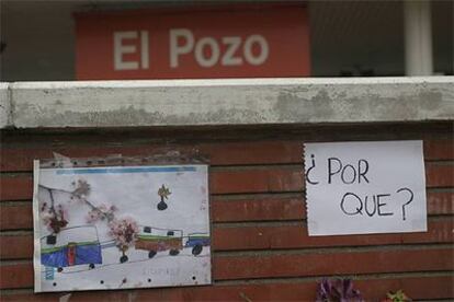 Muestras de duelo por las víctimas en la estación de El Pozo tras los atentados.