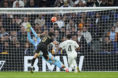 Hugo Duro (centro) marca de cabeza el gol de la victoria del Valencia en el descuento ante el Madrid.