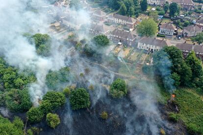 Los bomberos contienen un incendio en el área de Sheffield (Inglaterra), este miércoles.