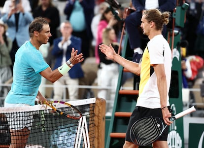 Greeting between Nadal and Zverev at the end of the match.  The German, number four in the world, defeated the Spaniard in three sets in the first round of Roland Garros.