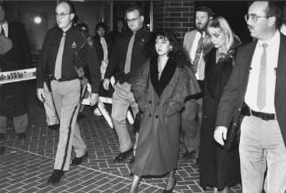 Lorena Bobbitt com seus advogados e agentes da polícia na saída do tribunal