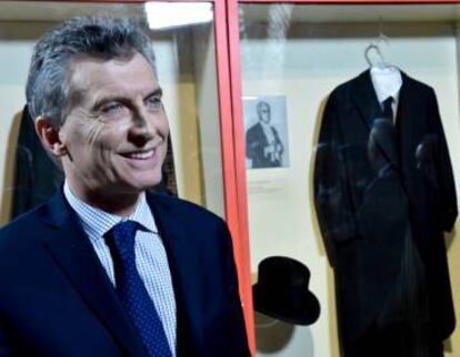 Macri junto a la vitrina dedicada al expresidente Arturo Illia (1963-1966).