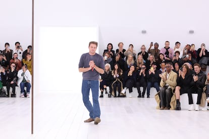 Jonathan Anderson tras el desfile de Loewe Primavera-Verano 2025. 