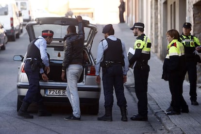 Los Mossos d’Esquadra y la Guardia Urbana de Figueres han llevado a cabo dispositivo que pretende, entre otras cosas, actualizar el censo municipal en el Barrio de Sant Joan.