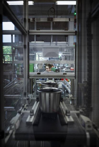 En primer término, el elemento de Thermomix conocido como vaso, durante el proceso de montaje del robot de cocina en la sede de la fábrica de Vorwerk en Wuppertal.