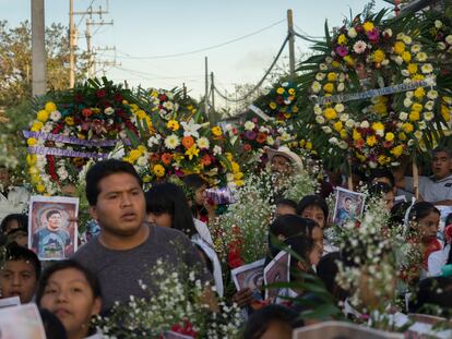 Cientos de personas con coronas de flores acuden al entierro del activista mexicano Samir Flores.